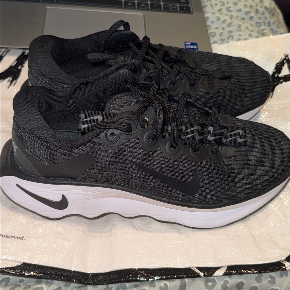 NIKE MOTIVA RUNNING SNEAKERS